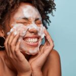 mujer sonriente, mujer lavando su rostro, skinscare, fisiogel, fisiogel hipoalergenico, fisiogel cuidado hidratante, crema liquida, fisiogel piel seca, fisiogel para piel sensible, fisiogel crema liquida