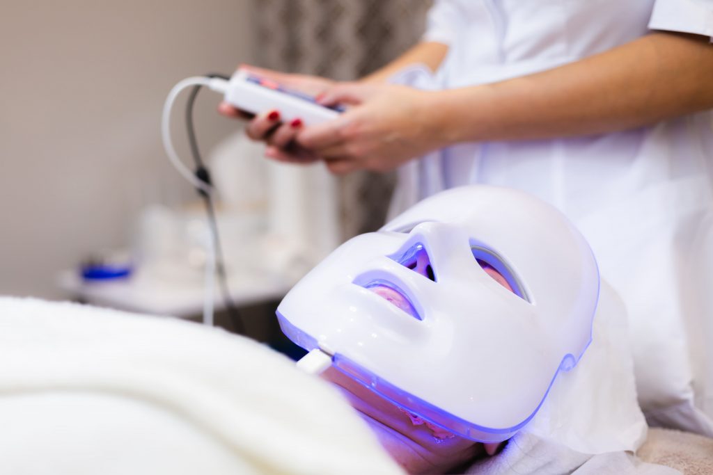 Mascara-led-como-tratamiento-facial-1-1024x683