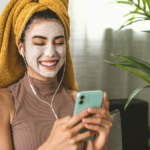 skinscarem mujer sonriente, mascarilla facial, fisiogel, fisiogel hipoalergenico, fisiogel cuidado hidratante, crema liquida, fisiogel piel seca, fisiogel para piel sensible, fisiogel crema liquida