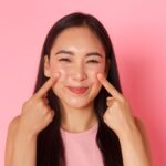 mujer sonriente, mujer sonriendo, fisiogel, fisiogel hipoalergenico, fisiogel cuidado hidratante, crema liquida, fisiogel piel seca, fisiogel para piel sensible, fisiogel crema liquida