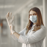 mujer doctora, doctora, , fisiogel, fisiogel hipoalergenico, fisiogel cuidado hidratante, crema liquida, fisiogel piel seca, fisiogel para piel sensible, fisiogel crema liquida