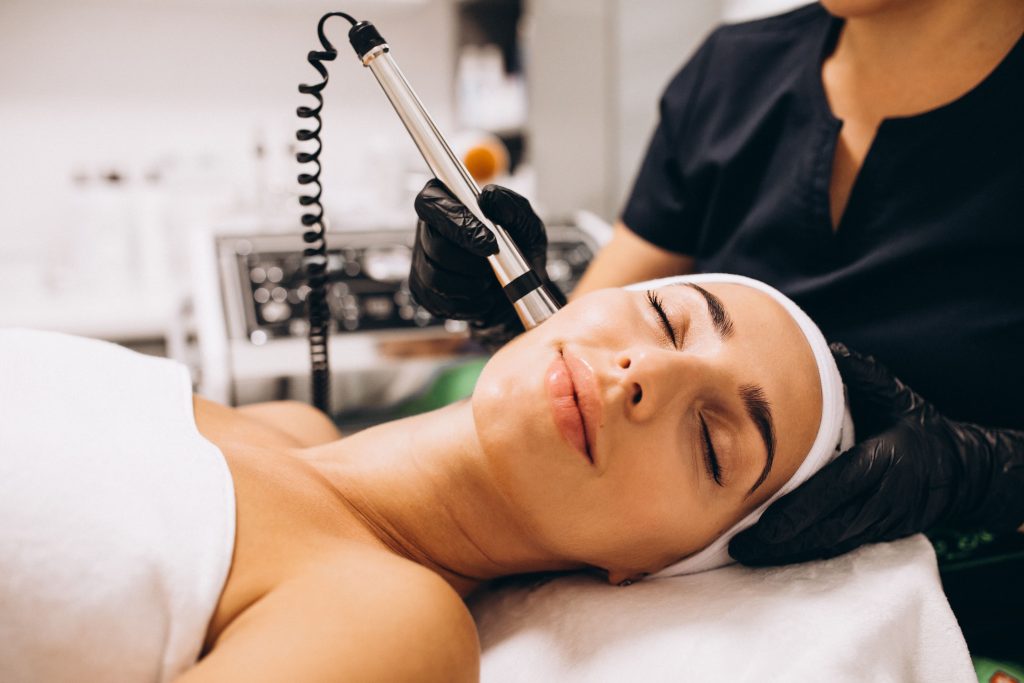 Tratamientos-faciales-de-microdermoabrasion-1-1024x683